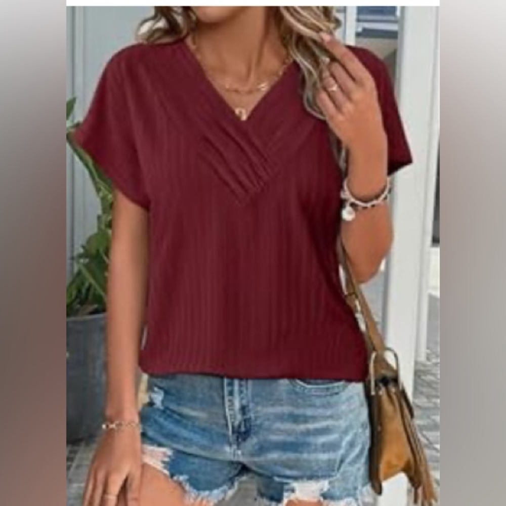 Women’s V Neck Textured Top. Size: L  NWOT